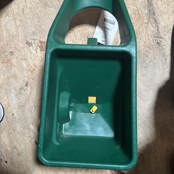 Hand-held spreader - Picture 2 of 3